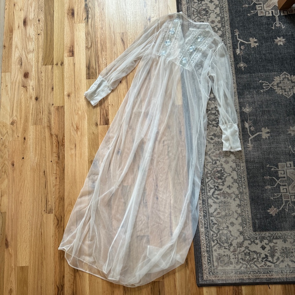 Elegant Sheer White Robe - Picture 2 of 7